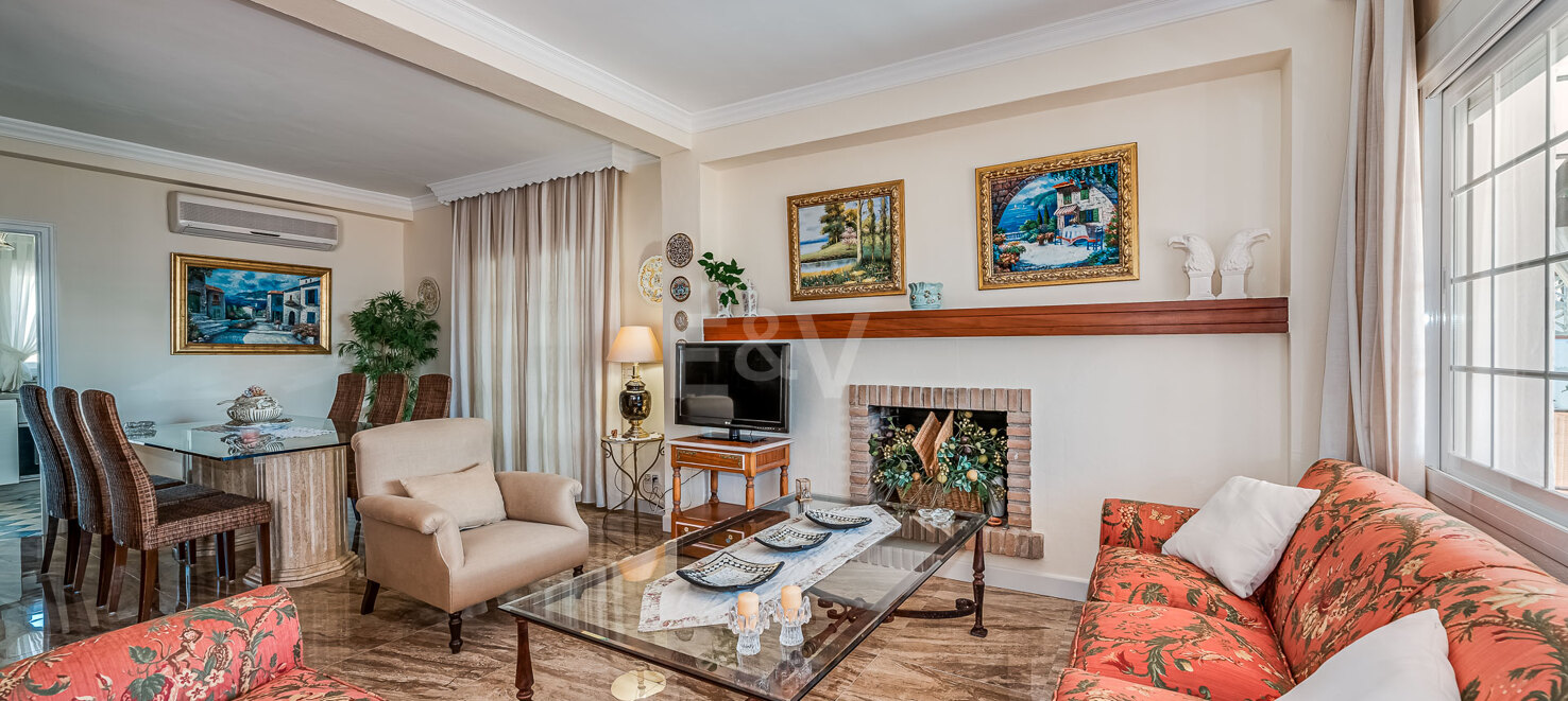 Frontline Beach Villa i Elviria
