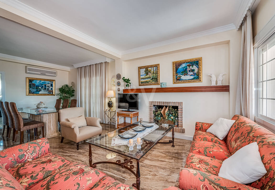 Villa en première ligne de plage à Elviria