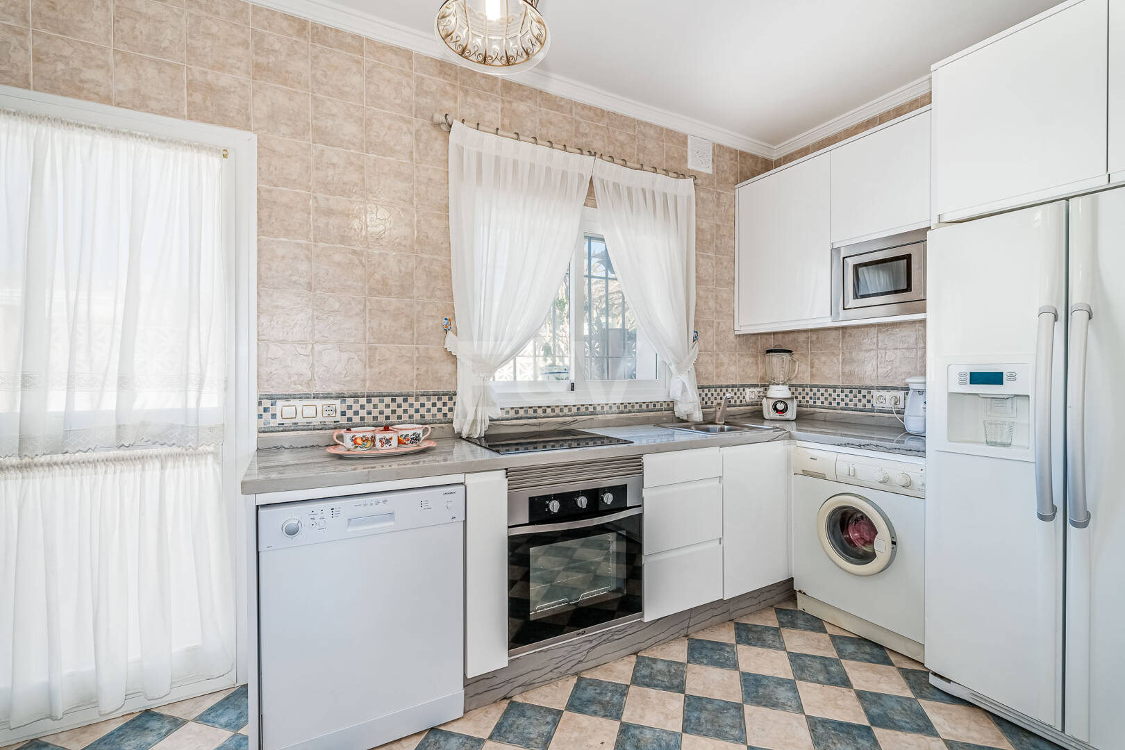 Villa en première ligne de plage à Elviria