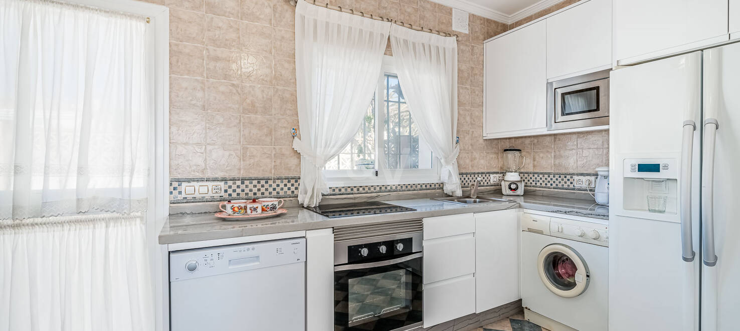 Encanto Costero: Villa en Primera Línea de Mar con Excepcionales Vistas y Jardín Exuberante, Toda en una Sola Planta