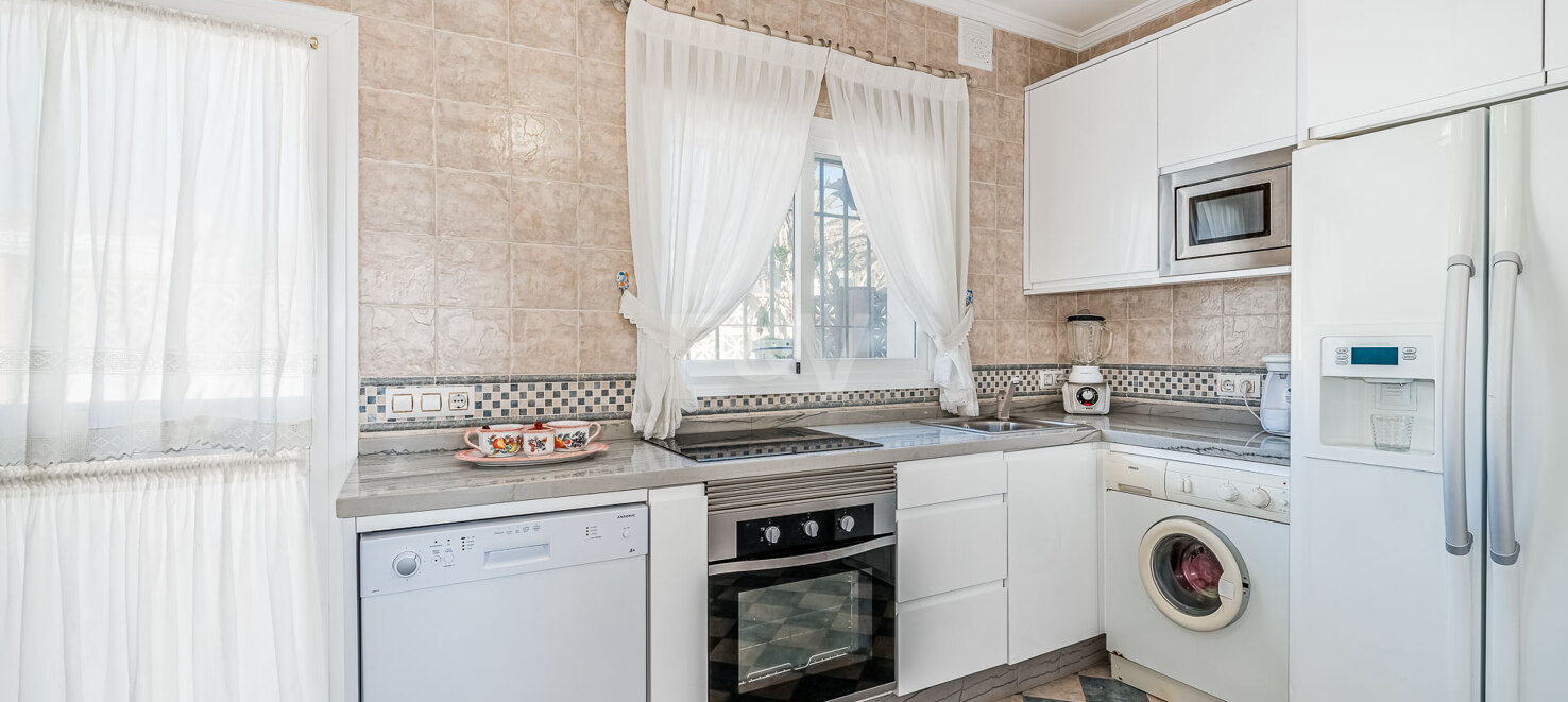 Frontline Beach Villa i Elviria