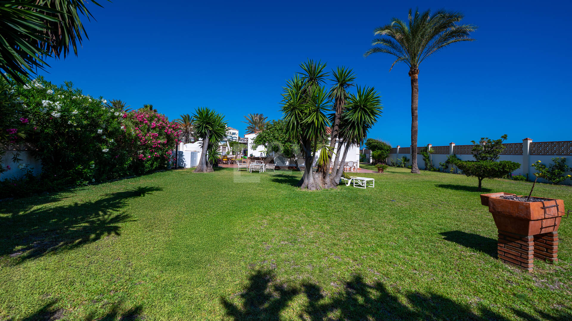 Frontline Beach Villa i Elviria