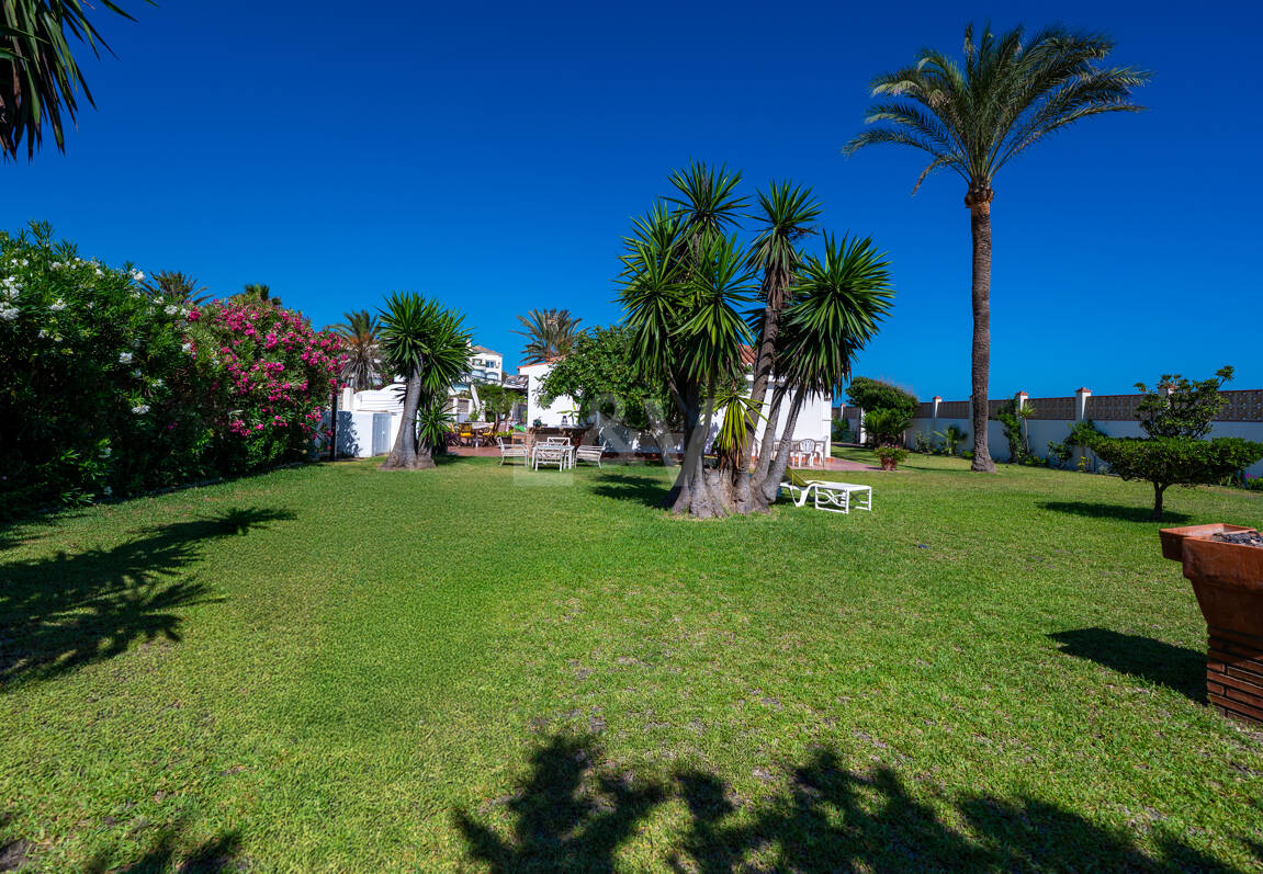 Villa en première ligne de plage à Elviria