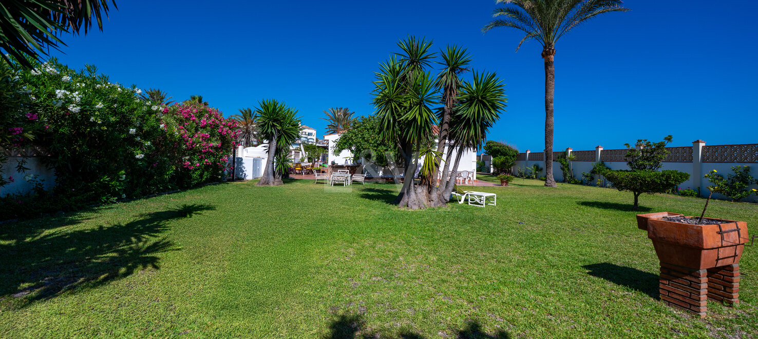 Frontline Beach Villa i Elviria