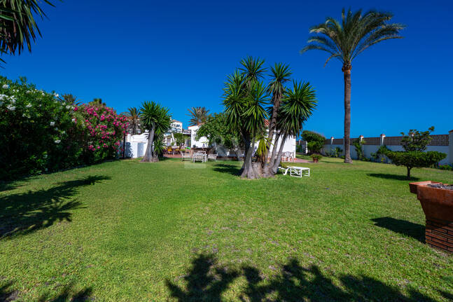 Villa en première ligne de plage à Elviria