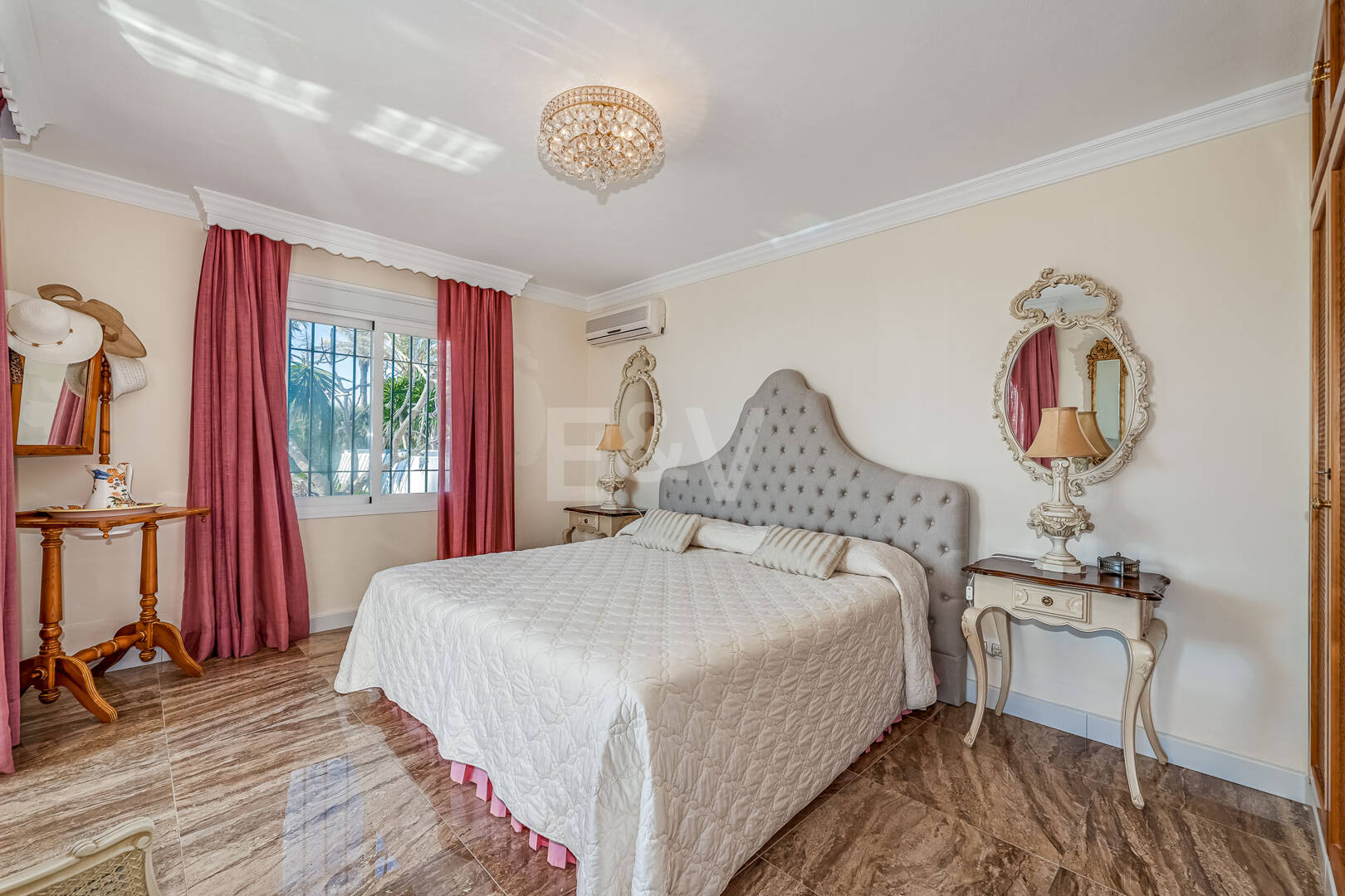 Frontline Beach Villa i Elviria