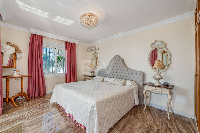 Villa en première ligne de plage à Elviria