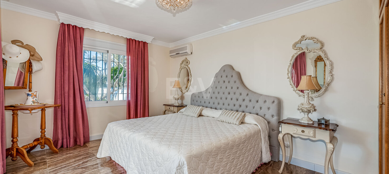 Frontline Beach Villa i Elviria