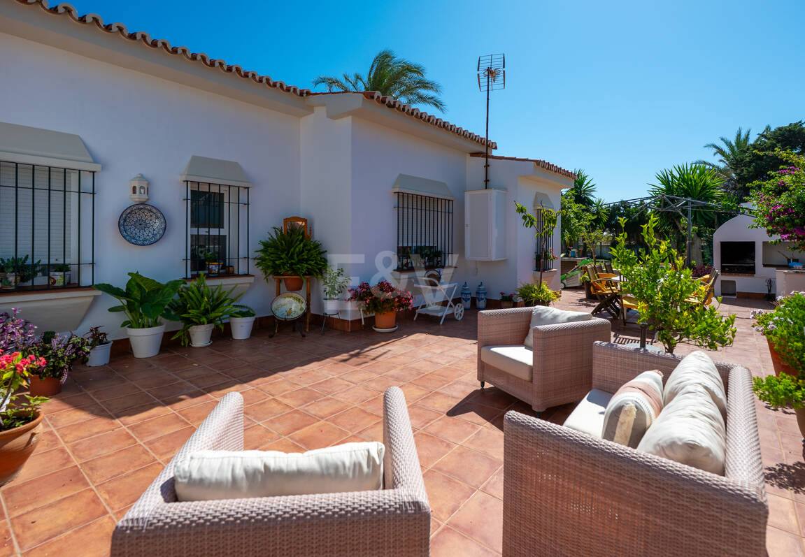 Villa en première ligne de plage à Elviria