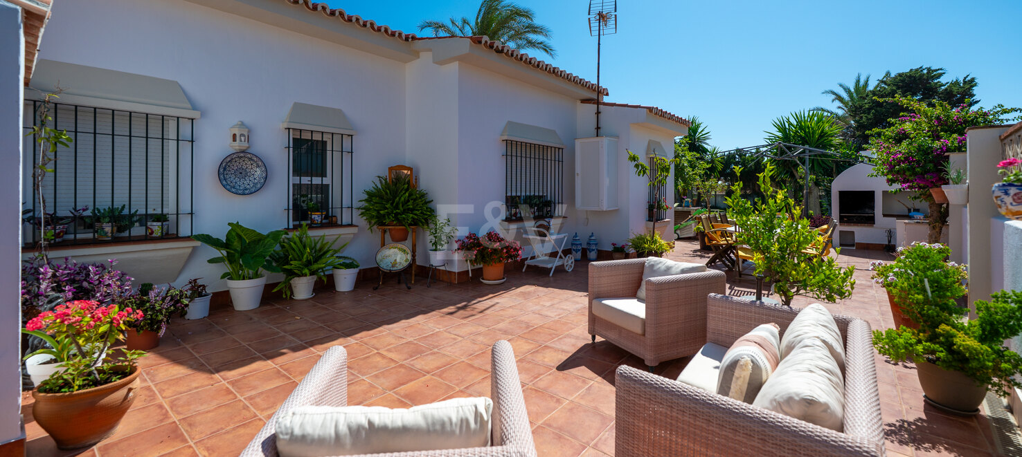 Frontline Beach Villa i Elviria