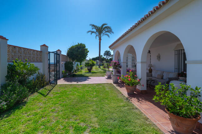 Villa en première ligne de plage à Elviria