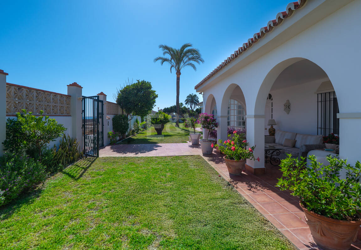 Villa en première ligne de plage à Elviria