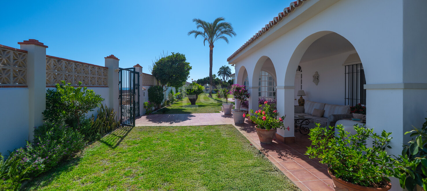 Frontline Beach Villa i Elviria