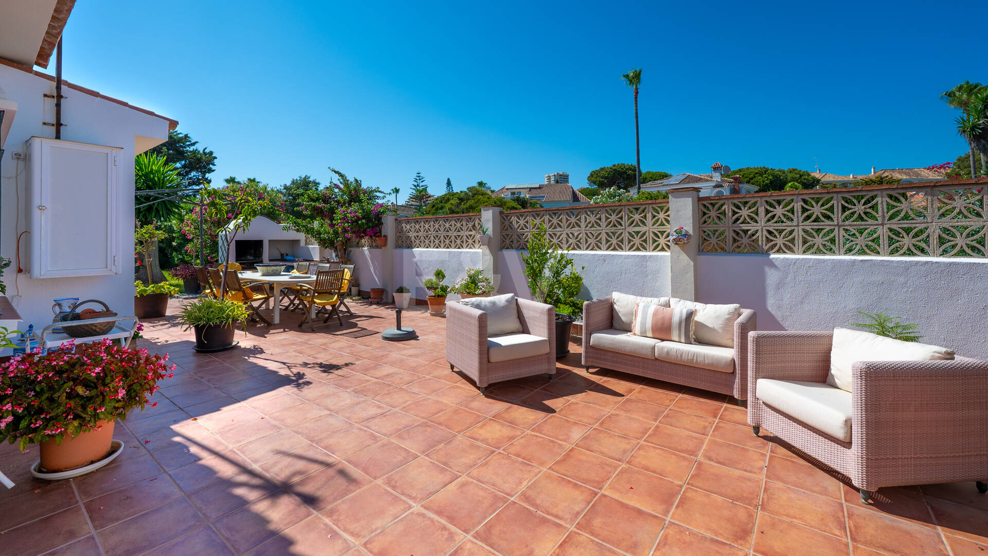 Frontline Beach Villa i Elviria