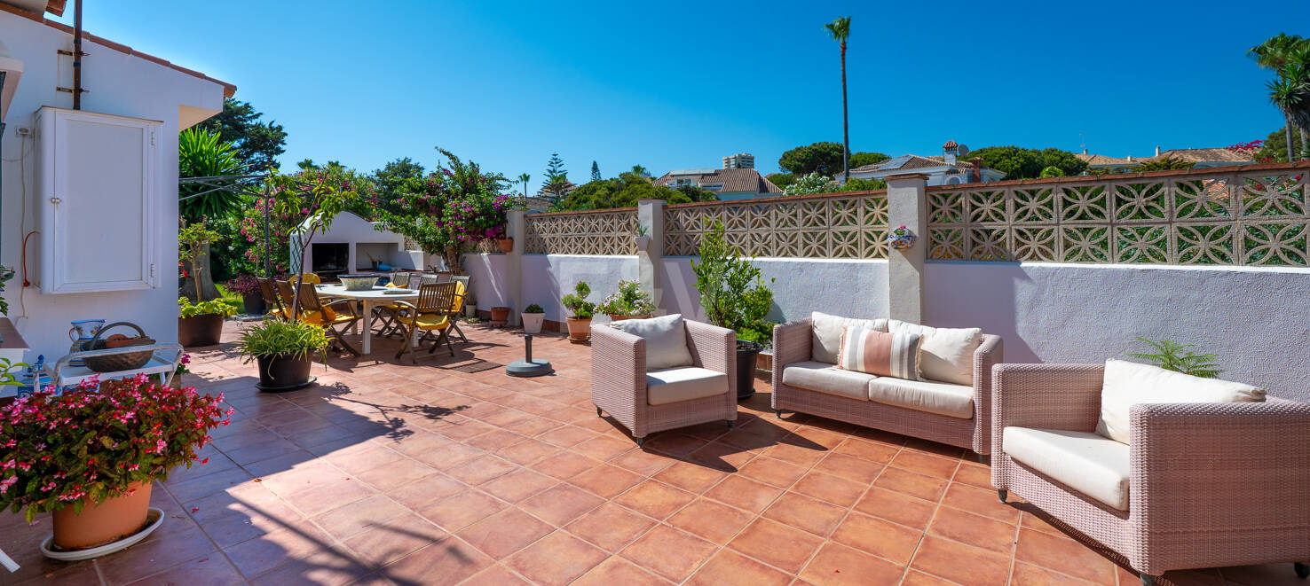 Encanto Costero: Villa en Primera Línea de Mar con Excepcionales Vistas y Jardín Exuberante, Toda en una Sola Planta