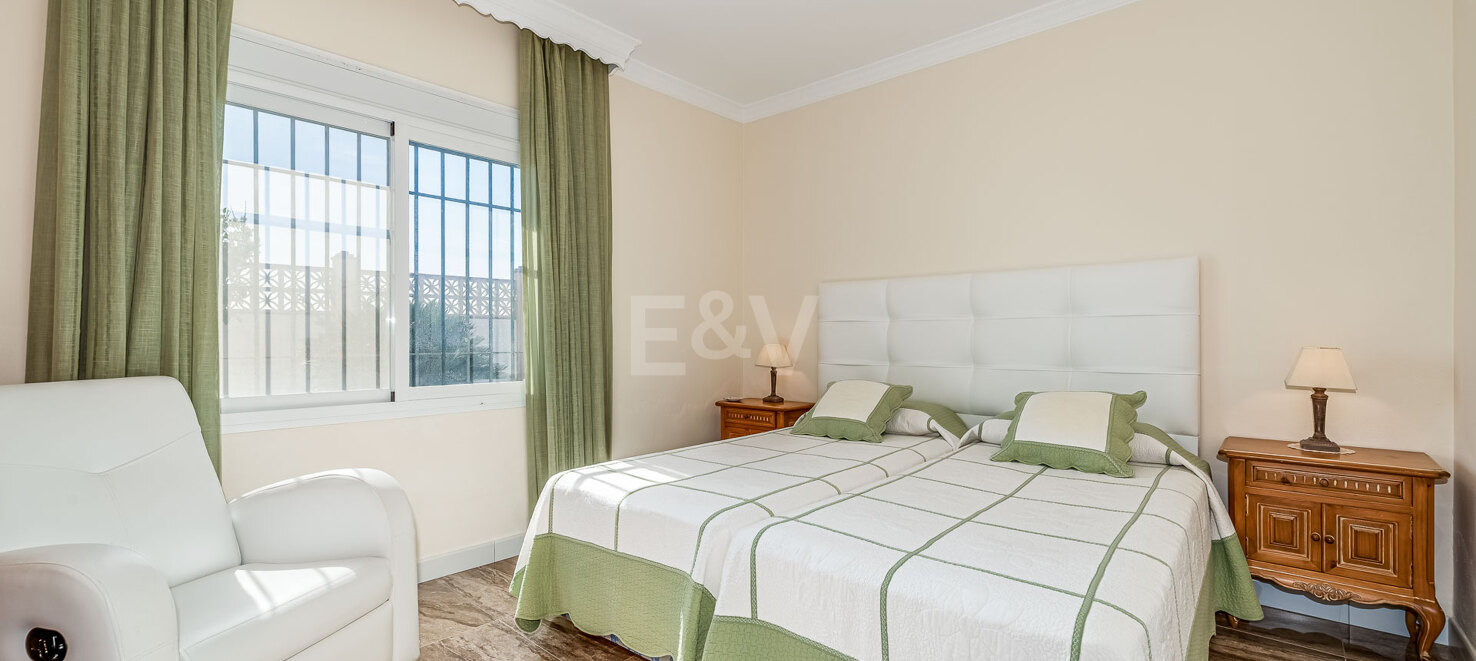 Frontline Beach Villa i Elviria