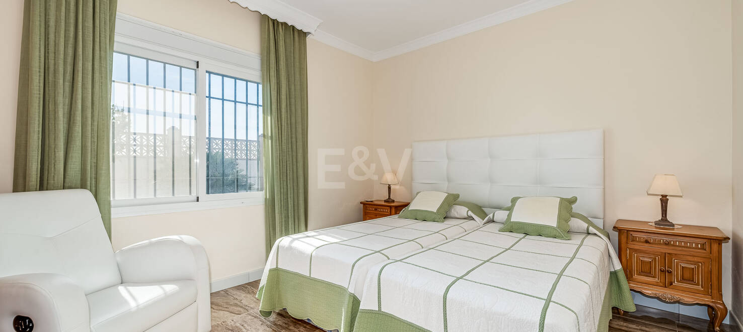 Encanto Costero: Villa en Primera Línea de Mar con Excepcionales Vistas y Jardín Exuberante, Toda en una Sola Planta