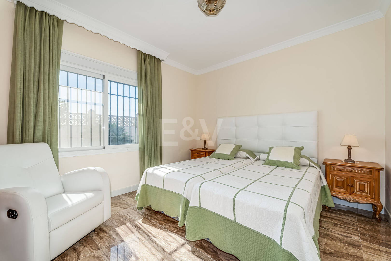 Frontline Beach Villa i Elviria