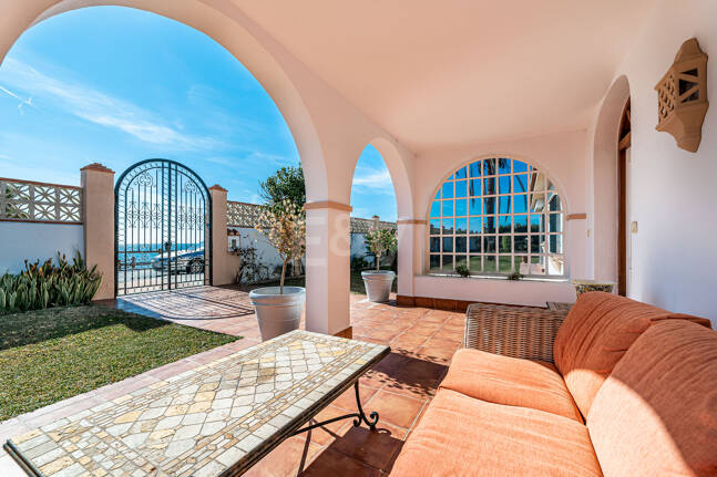 Villa en première ligne de plage à Elviria