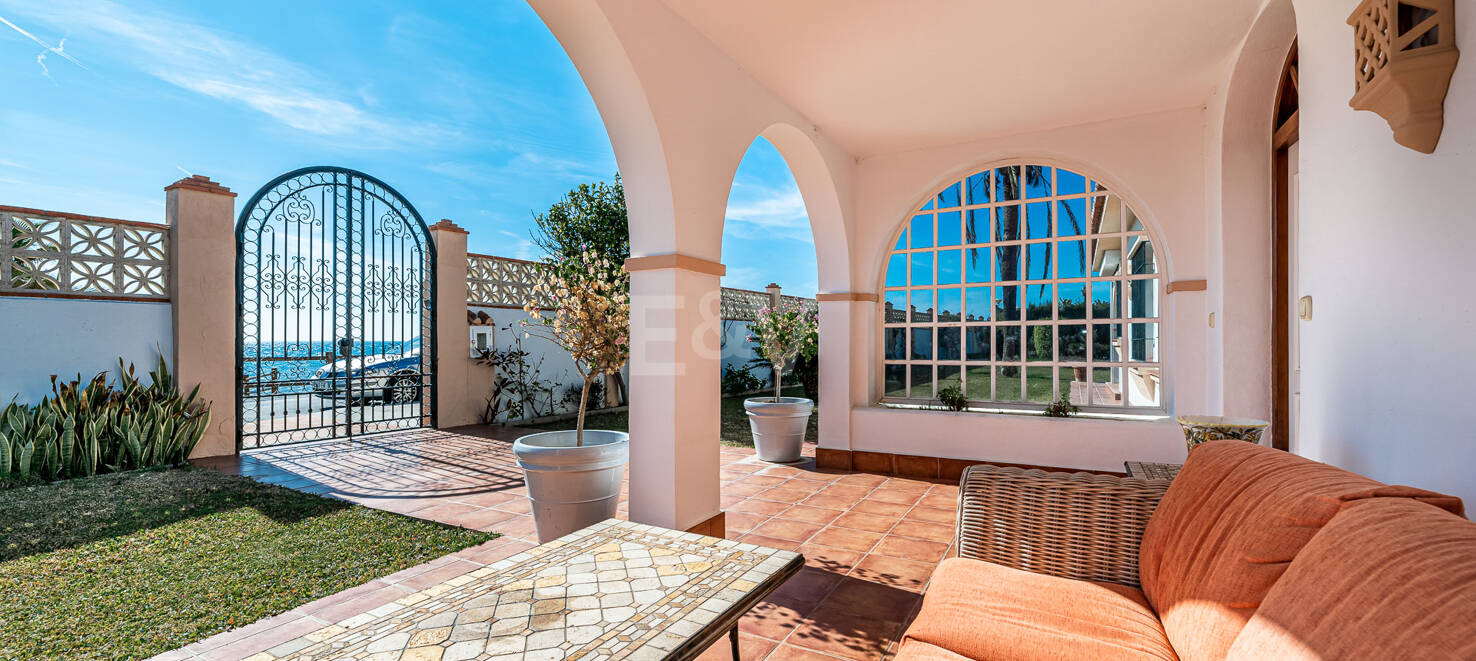 Encanto Costero: Villa en Primera Línea de Mar con Excepcionales Vistas y Jardín Exuberante, Toda en una Sola Planta
