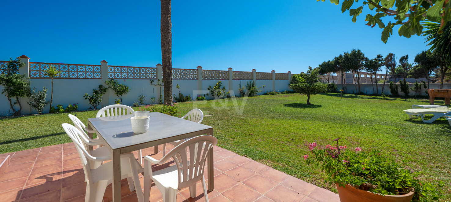 Frontline Beach Villa i Elviria