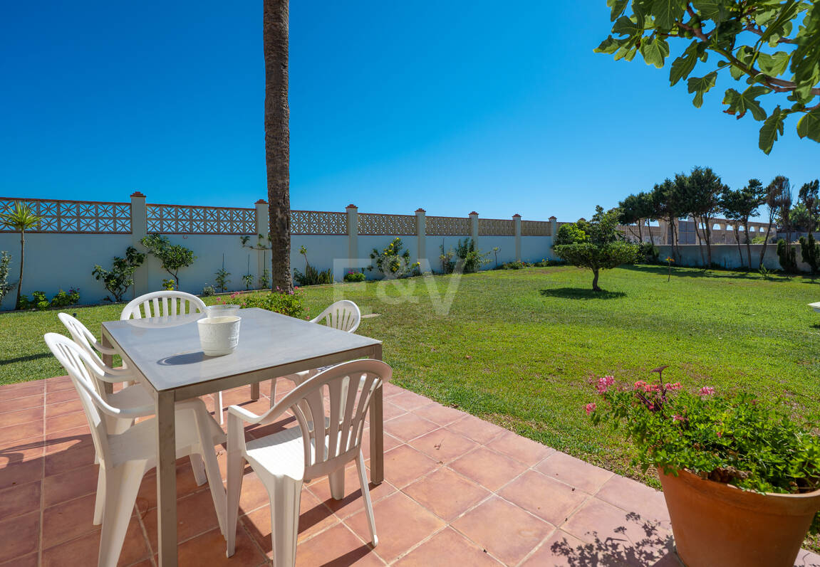 Villa en première ligne de plage à Elviria