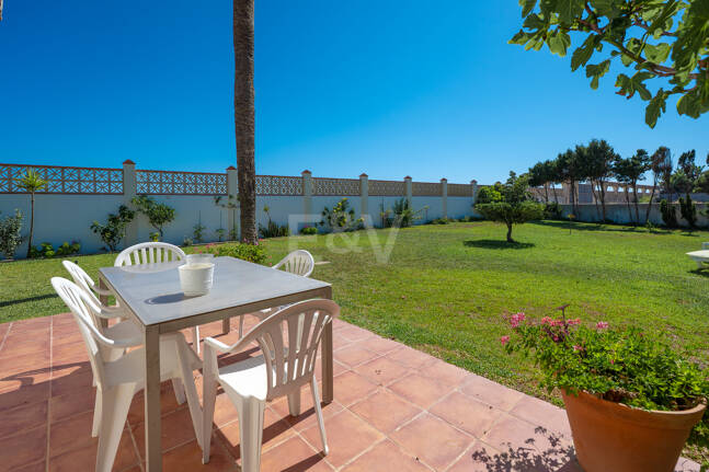Villa en première ligne de plage à Elviria
