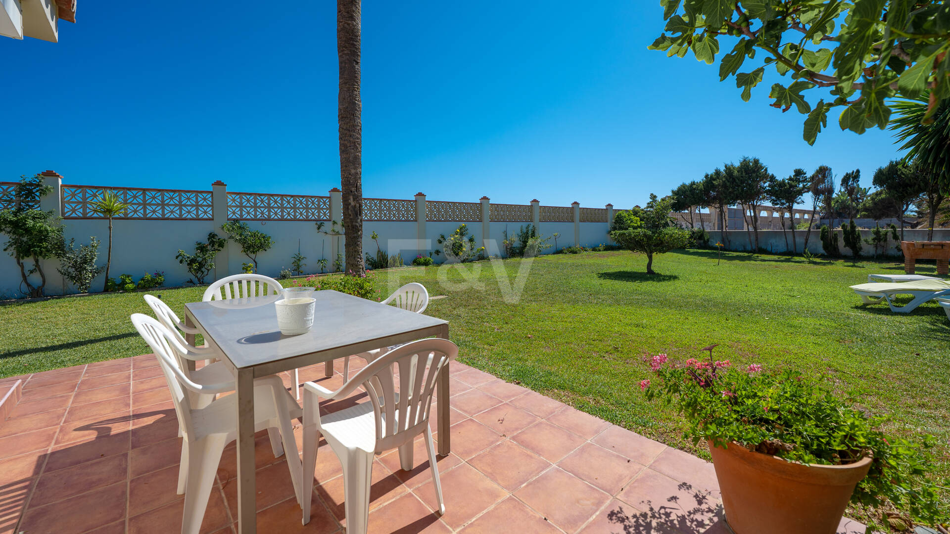 Villa en première ligne de plage à Elviria
