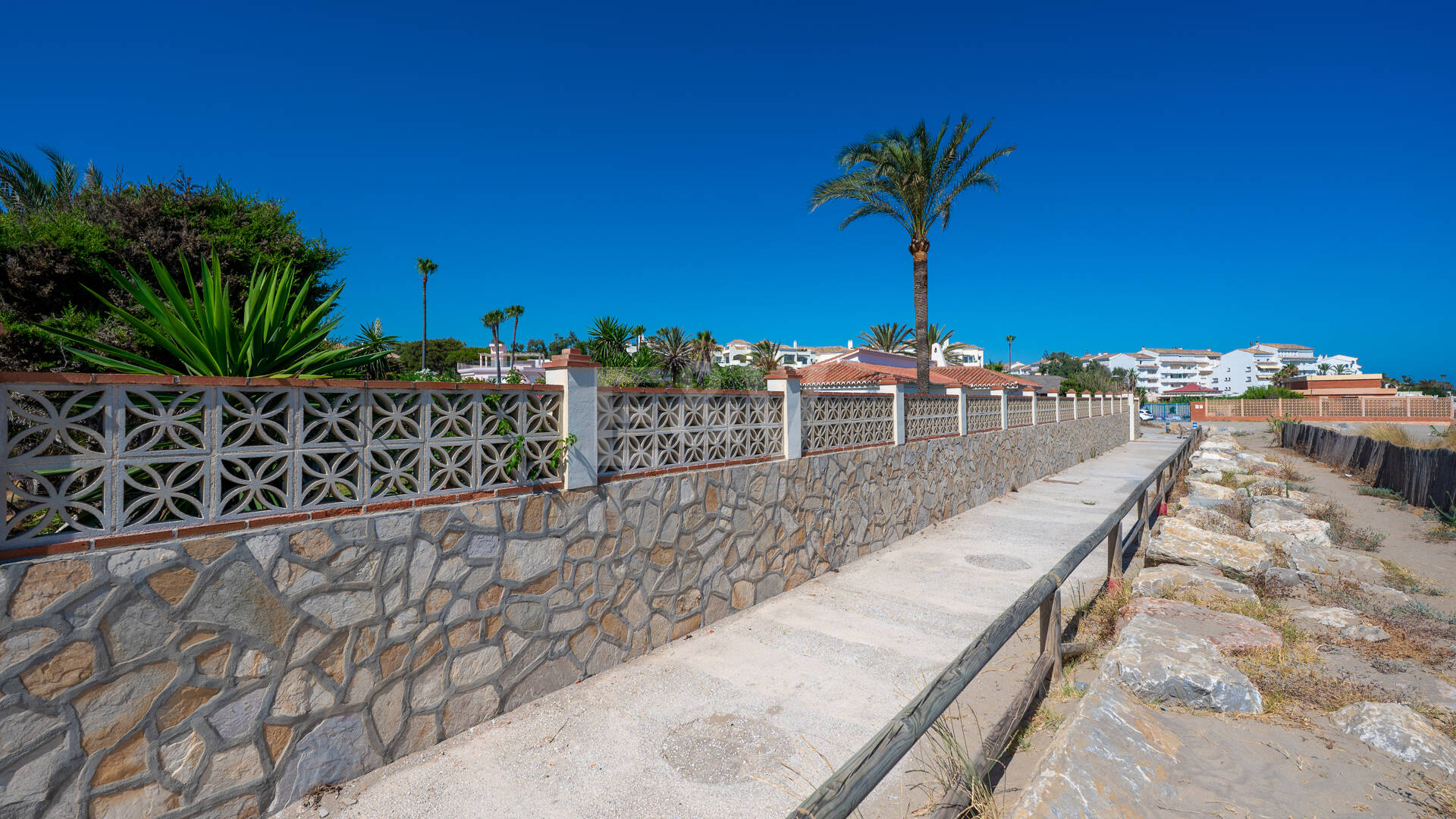 Villa en première ligne de plage à Elviria