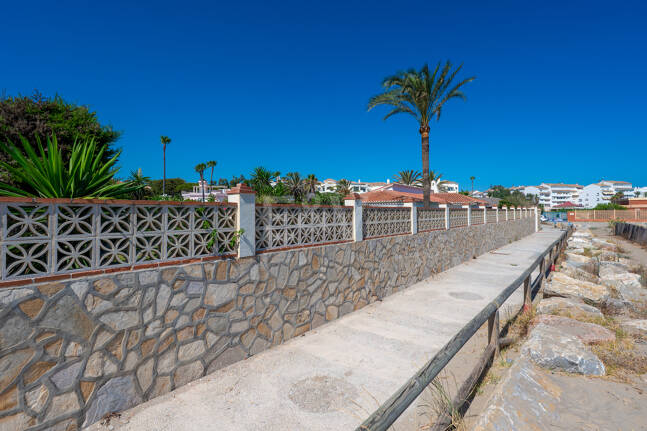 Villa en première ligne de plage à Elviria