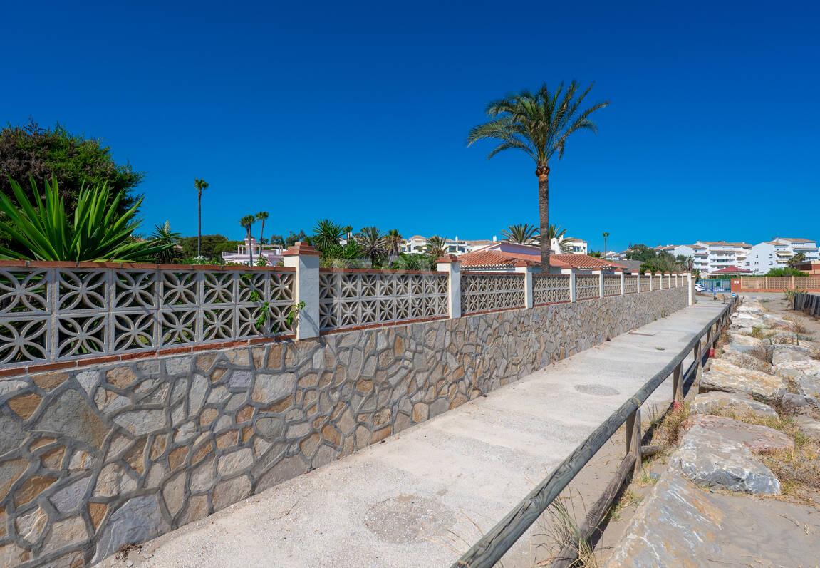 Villa en première ligne de plage à Elviria
