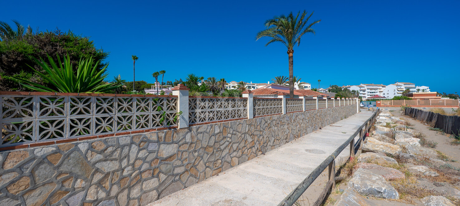 Frontline Beach Villa i Elviria