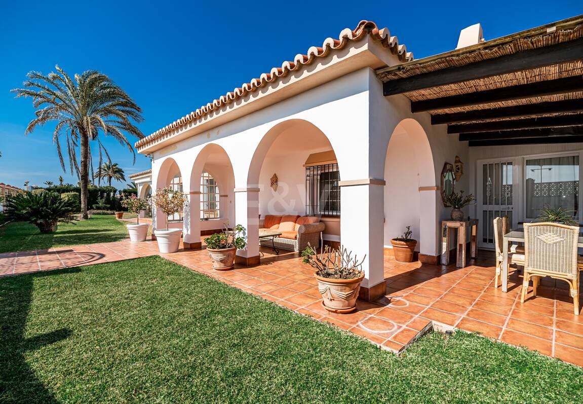 Villa en première ligne de plage à Elviria