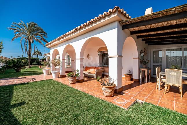 Villa en première ligne de plage à Elviria