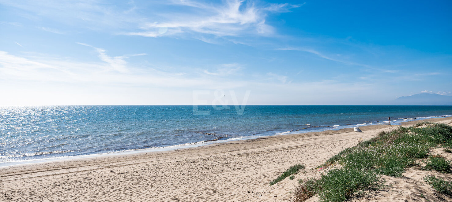 Frontline Beach Villa i Elviria