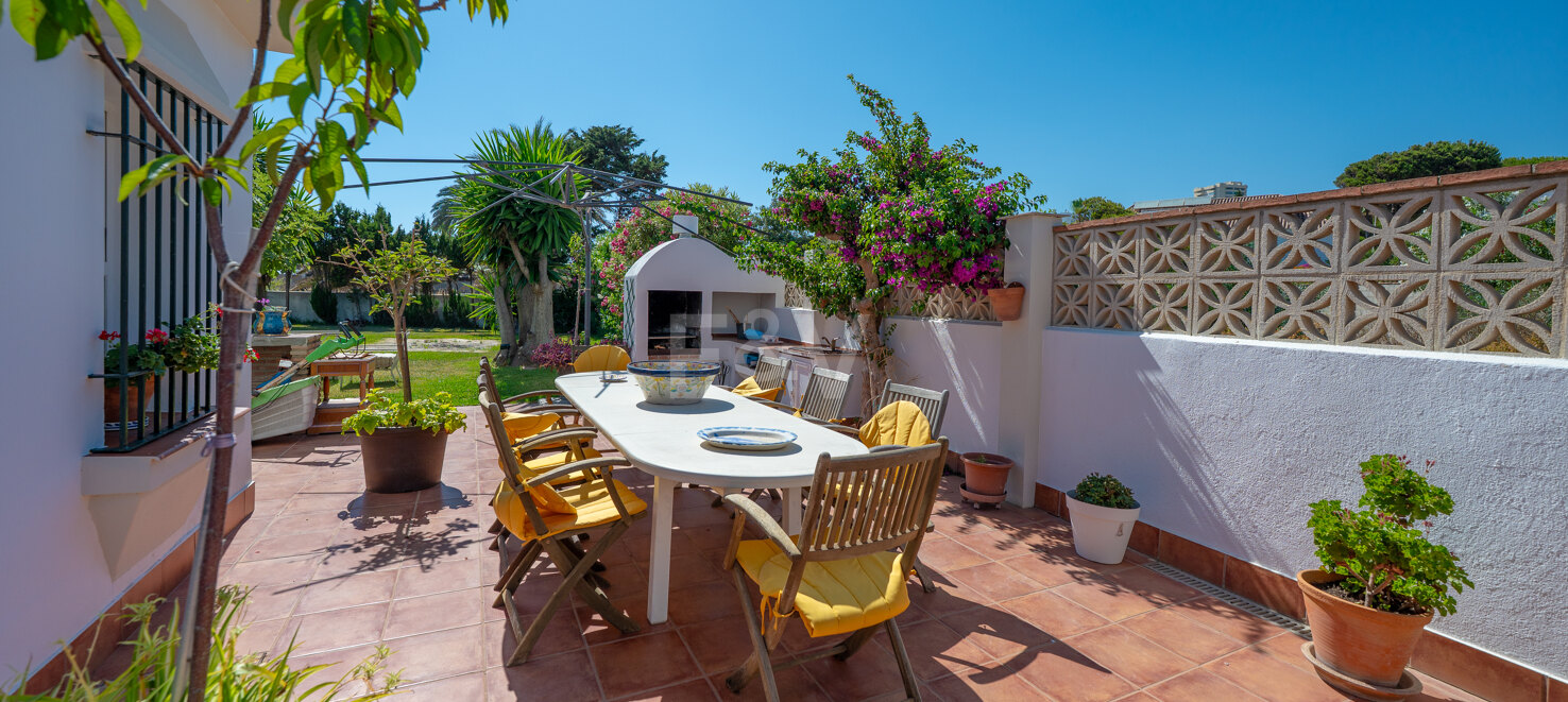 Frontline Beach Villa i Elviria