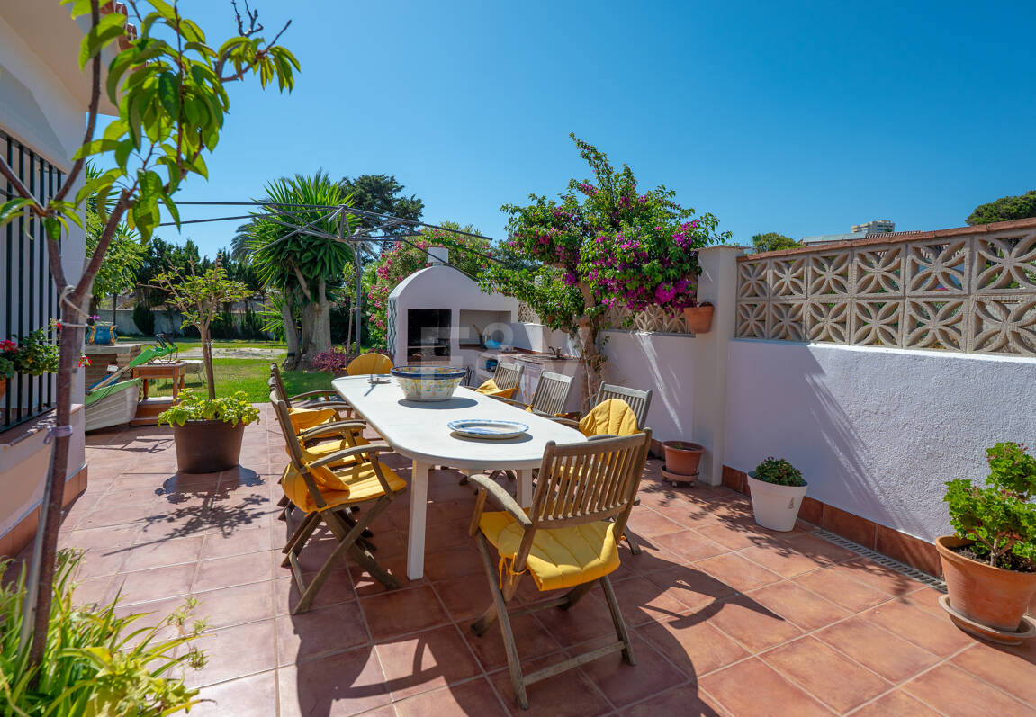 Villa en première ligne de plage à Elviria