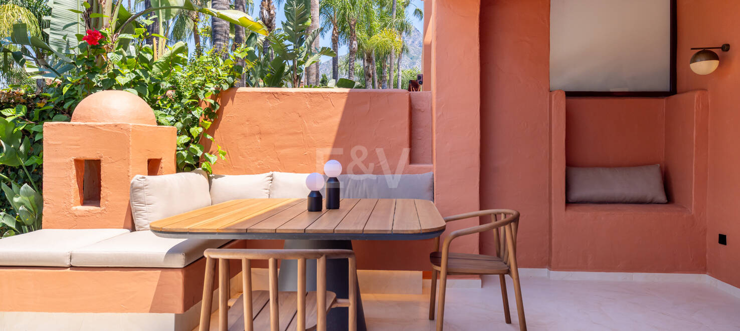 Maison de ville élégante avec vue sur la mer à Altos de Puente Romano