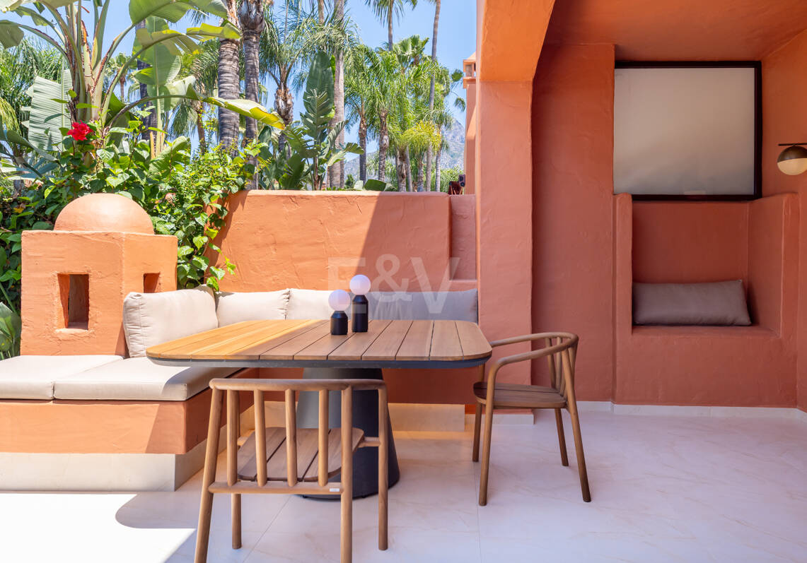 Stylish Townhouse with Sea Views in Altos de Puente Romano