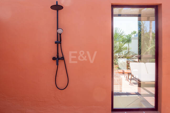 Maison de ville élégante avec vue sur la mer à Altos de Puente Romano