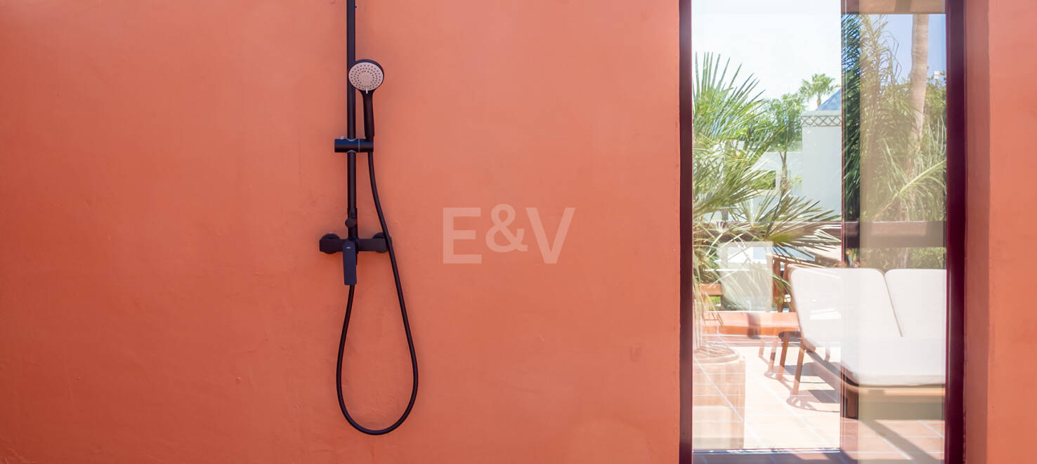 Maison de ville élégante avec vue sur la mer à Altos de Puente Romano