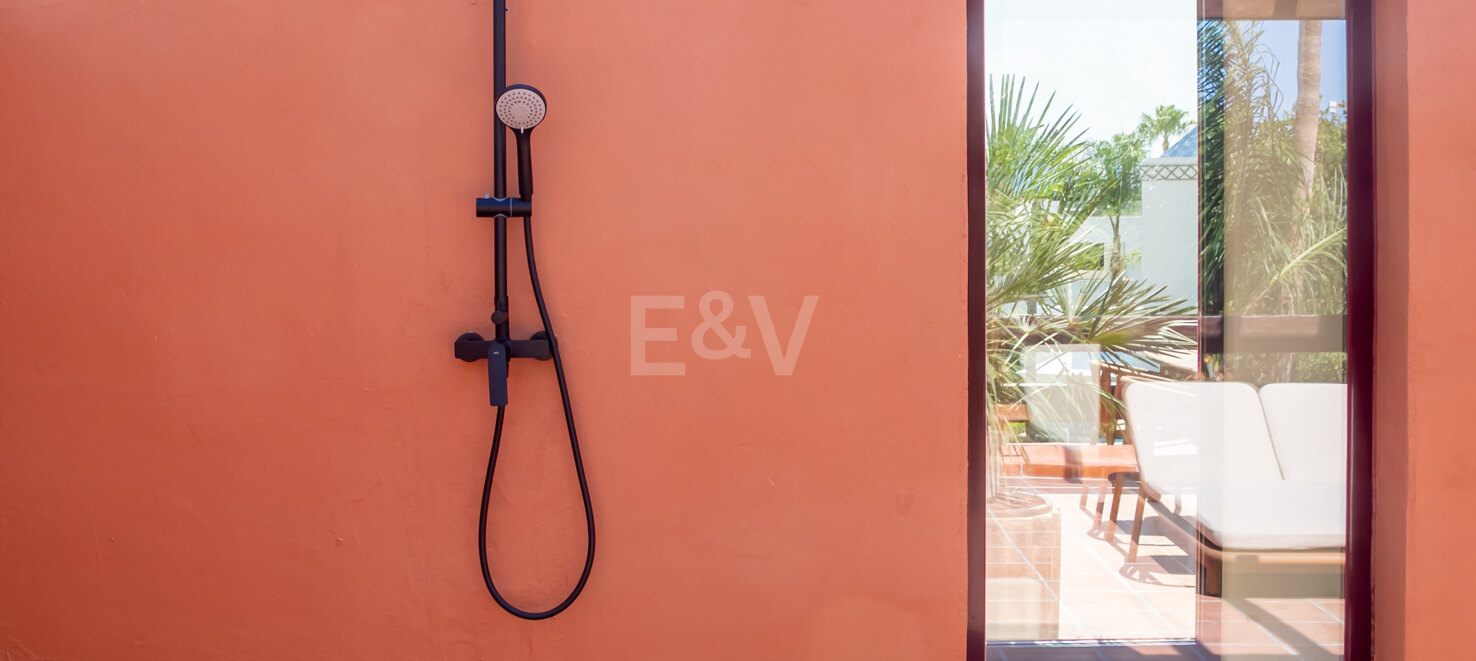 Stylish Townhouse med havsutsikt i Altos de Puente Romano