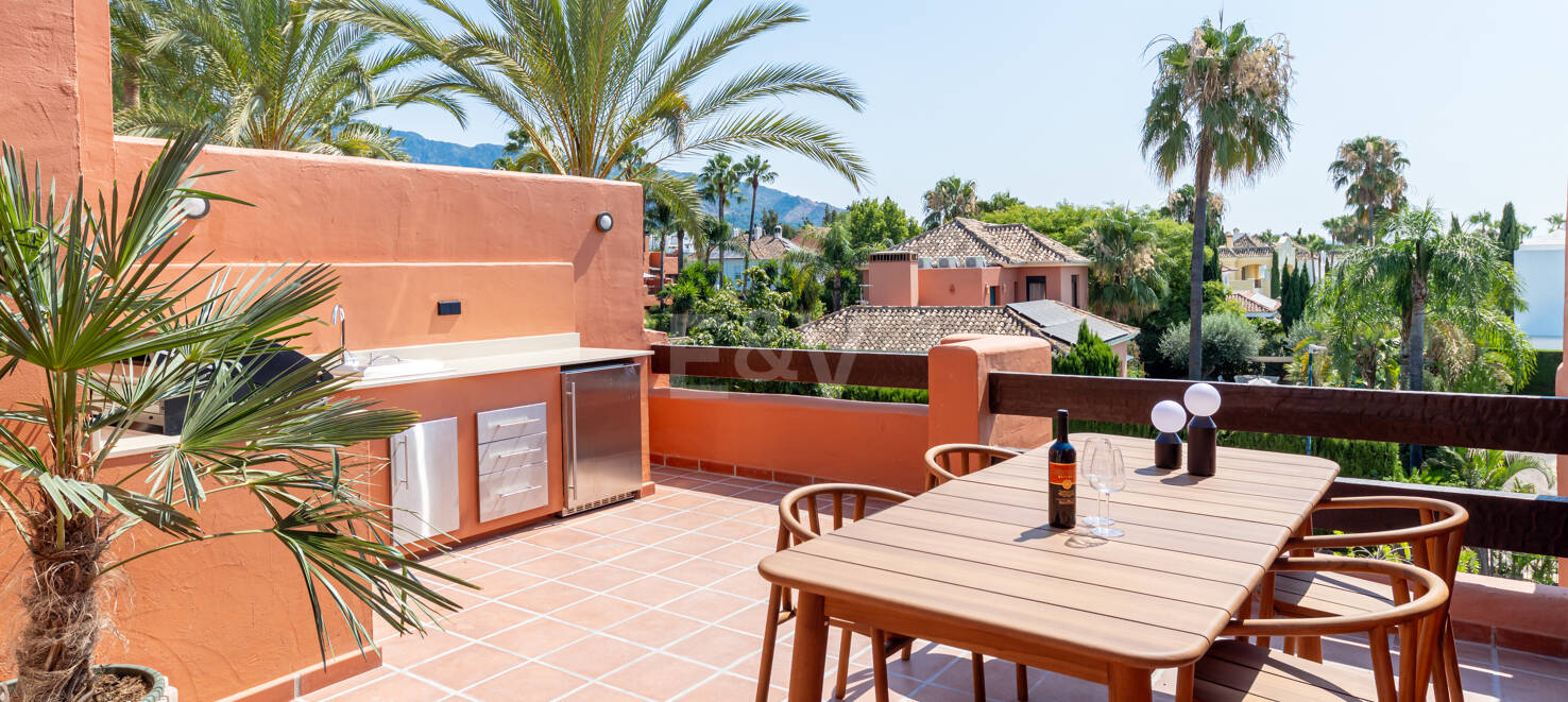 Maison de ville élégante avec vue sur la mer à Altos de Puente Romano