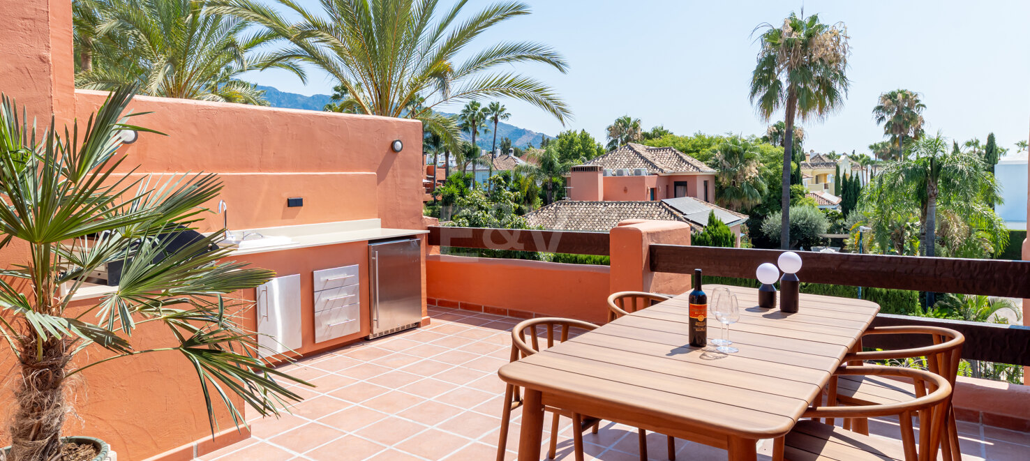 Stylish Townhouse med havsutsikt i Altos de Puente Romano