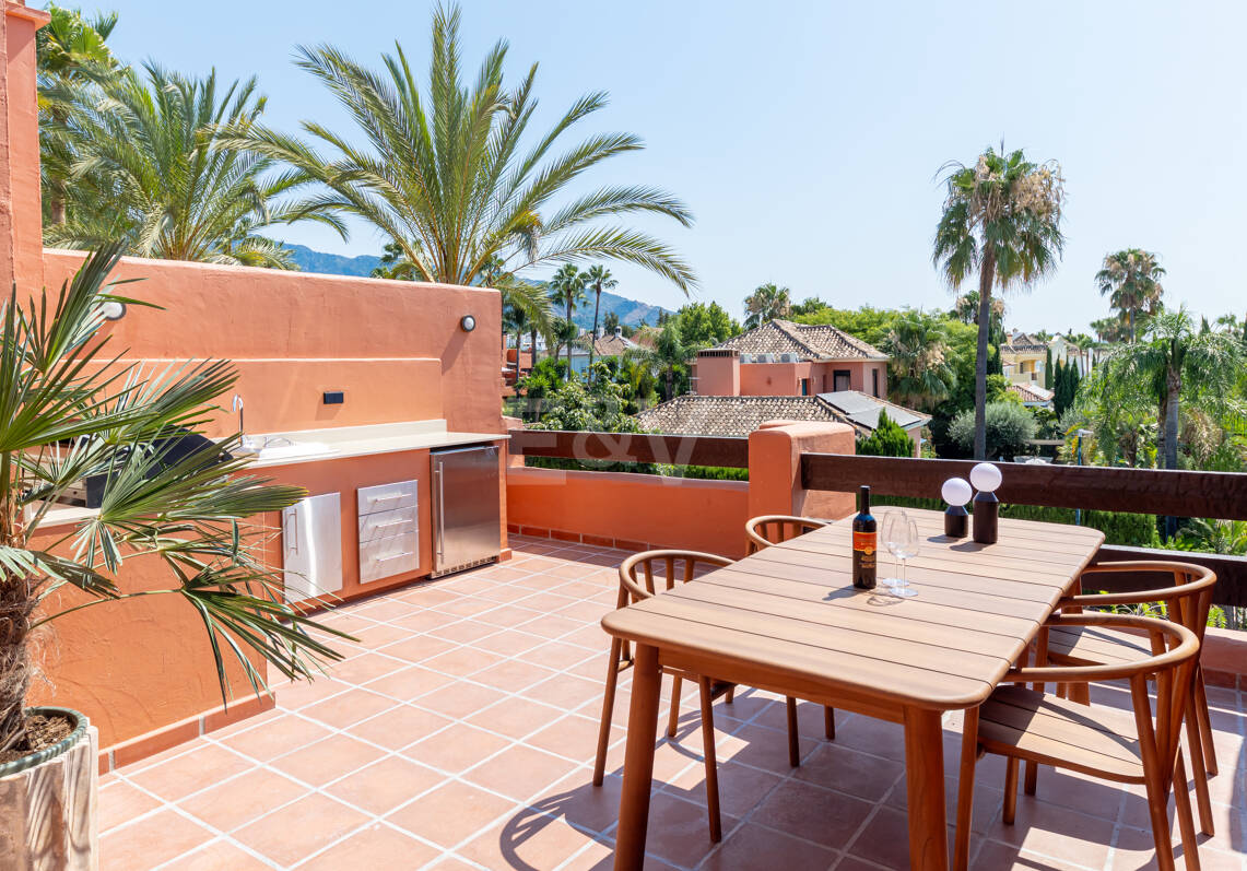 Stylish Townhouse with Sea Views in Altos de Puente Romano
