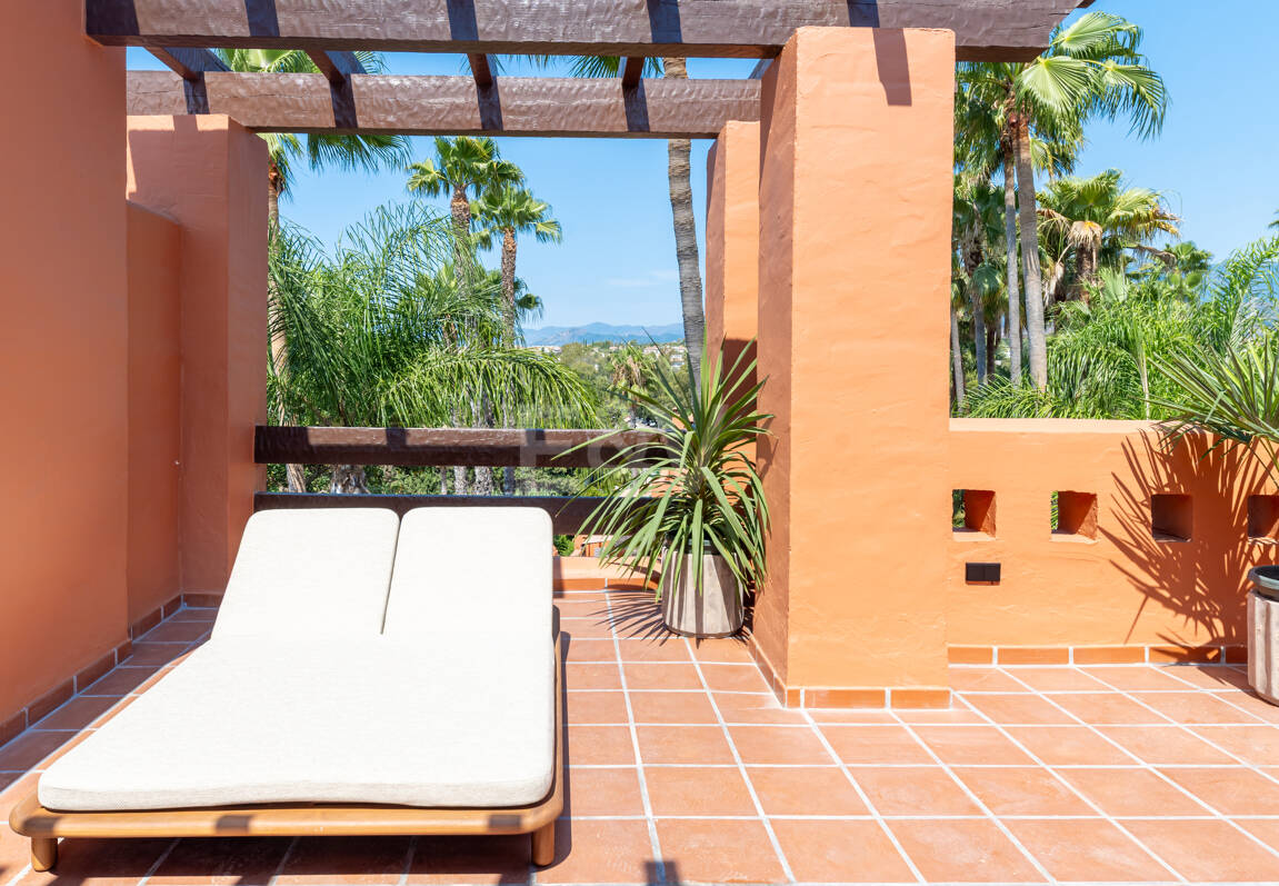 Maison de ville élégante avec vue sur la mer à Altos de Puente Romano