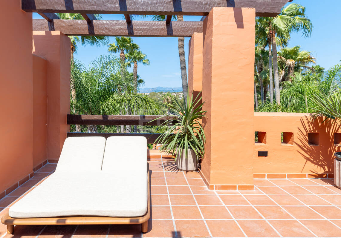 Stylish Townhouse with Sea Views in Altos de Puente Romano