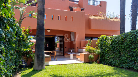 Stylish Townhouse in Altos de Puente Romano with Sea Views