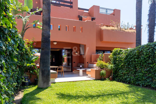 Maison de ville élégante avec vue sur la mer à Altos de Puente Romano