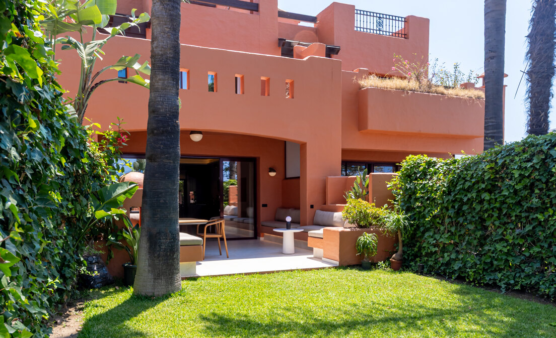 Stylish Townhouse in Altos de Puente Romano with Sea Views